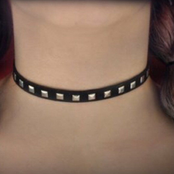 Set of 5 Different Chocker Necklaces - Picture 5 of 5